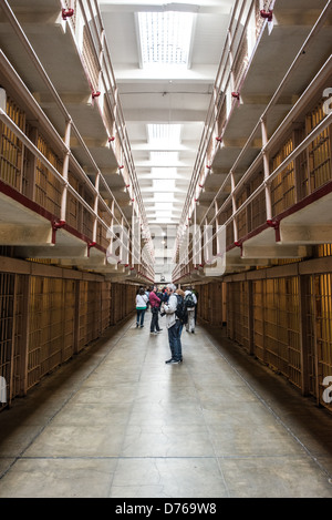 SAN FRANCISCO, Kalifornien - innerhalb des Zellenblocks, in dem sich die Zellen des Insassen im Alcatraz-Gefängnis auf Alcatraz Island in der San Francisco Bay befanden. Alcatraz ist bekannt für seine berüchtigten Häftlinge und die Gerüchte Unausweichlichkeit. Heute ist Alcatraz eine bedeutende Touristenattraktion und ein National Park Service-Standort, der Einblicke in das Gefängnissystem und historische Ereignisse des 20. Jahrhunderts bietet. Stockfoto