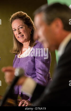 Elizabeth Colbert Busch der demokratische Kandidat für die offene Congressional Sitz hört ihr Gegner republikanische Gouverneur Mark Sanford in ihrer Aussprache auf der Zitadelle am 29. April 2013 in Charleston, South Carolina. Stockfoto