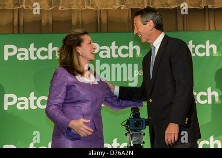 Elizabeth Colbert Busch der demokratische Kandidat für die offene Congressional Sitz mit republikanischen Kandidaten Gouverneur Mark Sanford nach ihrer Aussprache auf der Zitadelle am 29. April 2013 in Charleston, South Carolina. Stockfoto