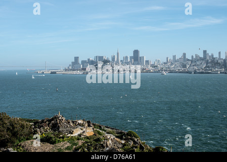 San Francisco Skyline von Alcatraz Island Kalifornien // ALCATRAZ ISLAND, Kalifornien – die Skyline von San Francisco von Alcatraz Island in der Bucht von San Francisco. Alcatraz Island diente von 1934 bis 1963 als Bundesgefängnis, in dem einige der berüchtigtsten Kriminellen Amerikas untergebracht waren, bevor sie geschlossen und später Teil der Golden Gate National Recreation Area wurde. Die Insel liegt etwa 1,25 Meilen vor der Küste von San Francisco und wird heute vom National Park Service als beliebtes Touristenziel betrieben. Der ehemalige Gefängniskomplex bietet den Besuchern einen Panoramablick auf die San Franciscos Stockfoto