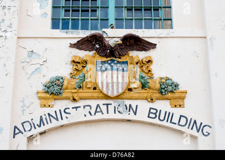 SAN FRANCISCO, Kalifornien - ein Schild mit einem Regierungssiegel auf dem Verwaltungsgebäude von Alcatraz. Alcatraz ist bekannt für seine berüchtigten Häftlinge und die Gerüchte Unausweichlichkeit. Heute ist Alcatraz eine bedeutende Touristenattraktion und ein National Park Service-Standort, der Einblicke in das Gefängnissystem und historische Ereignisse des 20. Jahrhunderts bietet. Stockfoto