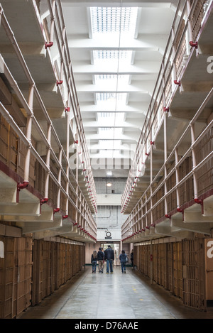 SAN FRANCISCO, Kalifornien - innerhalb des Zellenblocks, in dem sich die Zellen des Insassen im Alcatraz-Gefängnis auf Alcatraz Island in der San Francisco Bay befanden. Alcatraz ist bekannt für seine berüchtigten Häftlinge und die Gerüchte Unausweichlichkeit. Heute ist Alcatraz eine bedeutende Touristenattraktion und ein National Park Service-Standort, der Einblicke in das Gefängnissystem und historische Ereignisse des 20. Jahrhunderts bietet. Stockfoto