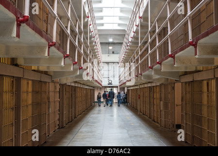 SAN FRANCISCO, Kalifornien - innerhalb des Zellenblocks, in dem sich die Zellen des Insassen im Alcatraz-Gefängnis auf Alcatraz Island in der San Francisco Bay befanden. Alcatraz ist bekannt für seine berüchtigten Häftlinge und die Gerüchte Unausweichlichkeit. Heute ist Alcatraz eine bedeutende Touristenattraktion und ein National Park Service-Standort, der Einblicke in das Gefängnissystem und historische Ereignisse des 20. Jahrhunderts bietet. Stockfoto