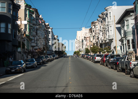 North Beach Steilhang Topographie San Francisco Kalifornien // SAN FRANCISCO, Kalifornien — einer der charakteristisch steilen Hügel definiert die Topographie des Stadtteils North Beach. North Beach, historisch bekannt als San Franciscos italienisch-amerikanisches Viertel, liegt im Nordosten der Stadt zwischen Russian Hill und Telegraph Hill. Das Viertel ist seit langem für sein bedeutendes italienisches Erbe und seinen kulturellen Beitrag zur Stadt bekannt. North Beach entwickelte sich ab Ende des 19. Jahrhunderts zu einem bedeutenden Siedlungsgebiet für italienische Einwanderer. Das steile Gelände der Gegend ist Stockfoto