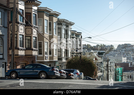 North Beach Victorian Architecture San Francisco // SAN FRANCISCO – markante Reihenhäuser säumen eine Straße im Viertel North Beach. North Beach, historisch bekannt als San Franciscos italienisches Viertel, entwickelte sich im späten 19. Und frühen 20. Jahrhundert zu einem bedeutenden Siedlungsgebiet für Einwanderer. Das Viertel zeichnet sich durch seine dichte Ansammlung viktorianischer und edwardianischer Wohnarchitektur aus, von der ein Großteil nach dem Erdbeben und dem Brand von 1906 wieder aufgebaut wurde. North Beach liegt neben Telegraph Hill und wird im Süden durch den Financial District und Fisherman's Wharf zu begrenzt Stockfoto