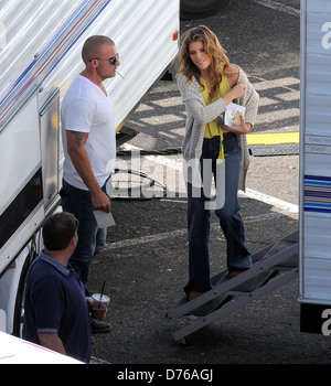 AnnaLynne McCord und Freund Dominic Purcell am Set von "90210" in Malibu Los Angeles, Kalifornien - 02.02.12 Stockfoto