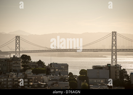 Silhouette von der San Francisco-Oakland Bay Bridge (lokal bekannt als die Bay Bridge), die verbindet San Francisco mit Oakland über San Francisco Bucht. Stockfoto