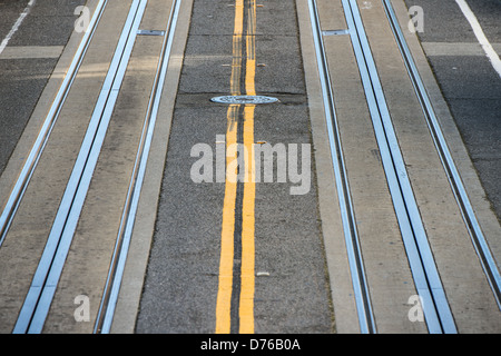 Berühmte steilen Straßen San Franciscos mit Tracks für die Seilbahn in der Straße eingebettet. Stockfoto