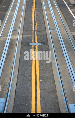 Berühmte steilen Straßen San Franciscos mit Tracks für die Seilbahn in der Straße eingebettet. Stockfoto