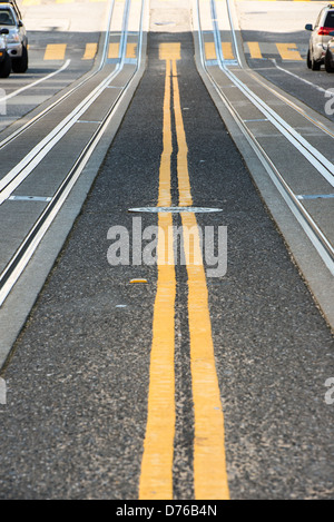 Berühmte steilen Straßen San Franciscos mit Tracks für die Seilbahn in der Straße eingebettet. Stockfoto