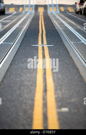 Berühmte steilen Straßen San Franciscos mit Tracks für die Seilbahn in der Straße eingebettet. Stockfoto