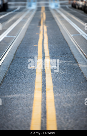 Berühmte steilen Straßen San Franciscos mit Tracks für die Seilbahn in der Straße eingebettet. Stockfoto