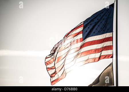 WASHINGTON, DC, USA – eine amerikanische Flagge fliegt im Wind und wird von der direkten Sonne hinterleuchtet. Stockfoto