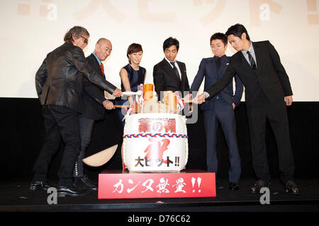 Takashi Miike, Masato Ibu, Nanako Matsushima, Takao Osawa, Tatsuya Fujiwara und Kento Nagayama, 27. April 2013: Tokyo, Japan - (L, R) Takashi Miike, Masato Ibu, Nanako Matsushima, Takao Osawa, Tatsuya Fujiwara und Kento Nagayama, Darsteller von 'Schild des Stroh"(Ware Nein Tate) hämmern den Lauf der Sake für viel Glück bei der Talkshow über die Nominierung des Films International Cannes Film Festival 2013 in Frankreich sprechen offen. (Foto von Rodrigo Reyes Marin/AFLO) Stockfoto