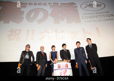 Takashi Miike, Masato Ibu, Nanako Matsushima, Takao Osawa, Tatsuya Fujiwara und Kento Nagayama, 27. April 2013: Tokyo, Japan - (L, R) Takashi Miike, Masato Ibu, Nanako Matsushima, Takao Osawa, Tatsuya Fujiwara und Kento Nagayama, Darsteller von 'Schild des Stroh"(Ware Nein Tate) hämmern den Lauf der Sake für viel Glück bei der Talkshow über die Nominierung des Films International Cannes Film Festival 2013 in Frankreich sprechen offen. (Foto von Rodrigo Reyes Marin/AFLO) Stockfoto