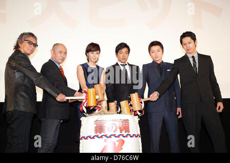 Takashi Miike, Masato Ibu, Nanako Matsushima, Takao Osawa, Tatsuya Fujiwara und Kento Nagayama, 27. April 2013: Tokyo, Japan - (L, R) Takashi Miike, Masato Ibu, Nanako Matsushima, Takao Osawa, Tatsuya Fujiwara und Kento Nagayama, Darsteller von 'Schild des Stroh"(Ware Nein Tate) hämmern den Lauf der Sake für viel Glück bei der Talkshow über die Nominierung des Films International Cannes Film Festival 2013 in Frankreich sprechen offen. (Foto von Rodrigo Reyes Marin/AFLO) Stockfoto