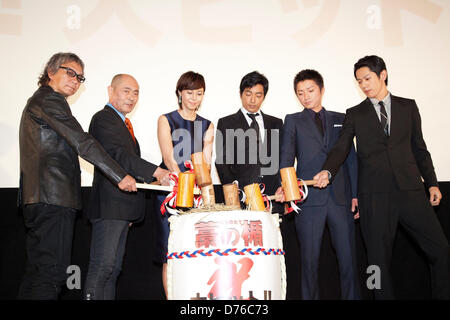 Takashi Miike, Masato Ibu, Nanako Matsushima, Takao Osawa, Tatsuya Fujiwara und Kento Nagayama, 27. April 2013: Tokyo, Japan - (L, R) Takashi Miike, Masato Ibu, Nanako Matsushima, Takao Osawa, Tatsuya Fujiwara und Kento Nagayama, Darsteller von 'Schild des Stroh"(Ware Nein Tate) hämmern den Lauf der Sake für viel Glück bei der Talkshow über die Nominierung des Films International Cannes Film Festival 2013 in Frankreich sprechen offen. (Foto von Rodrigo Reyes Marin/AFLO) Stockfoto