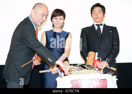 Masato Ibu, Nanako Matsushima und Takao Osawa, 27. April 2013: Tokyo, Japan - japanische Schauspielerin Nanako Matsushima erscheint in der Talkshow "Schild von Stroh" (Ware Nein Tate), über die Nominierung des Films International Cannes Film Festival 2013 in Frankreich zu sprechen. (Foto von Rodrigo Reyes Marin/AFLO) Stockfoto