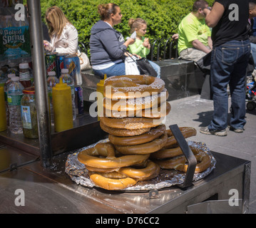 Ein Hot-Dog-Verkäufer Brezeln auf seinem Karren in Midtown Manhattan in New York am Mittwoch, April 2013. (© Richard B. Levine) Stockfoto