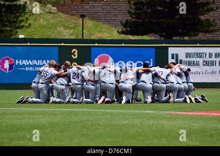 28. April 2013 - Honolulu, Hawaii, USA - 28. April 2013: Cal Zustand Fullerton Titanen drängen für eine pregame Gebet vor einem Spiel gegen die Hawaii Regenbögen Les Murakami Stadium, Honolulu, HI. Stockfoto