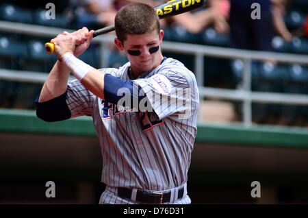 28. April 2013 - Honolulu, Hawaii, USA - 28. April 2013: Cal Zustand Fullerton Titans Outfielder Austin Diemer #22 erwärmt sich vor einem Spiel gegen die Hawaii Regenbögen Les Murakami Stadium, Honolulu, HI. Stockfoto