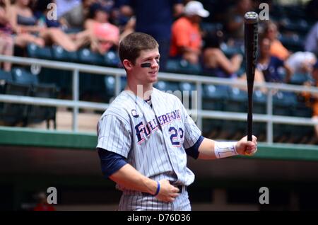 28. April 2013 - Honolulu, Hawaii, USA - 28. April 2013: Cal Zustand Fullerton Titans Outfielder Austin Diemer #22 erwärmt sich vor einem Spiel gegen die Hawaii Regenbögen Les Murakami Stadium, Honolulu, HI. Stockfoto