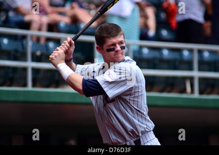 28. April 2013 - Honolulu, Hawaii, USA - 28. April 2013: Cal Zustand Fullerton Titans Outfielder Austin Diemer #22 erwärmt sich vor einem Spiel gegen die Hawaii Regenbögen Les Murakami Stadium, Honolulu, HI. Stockfoto