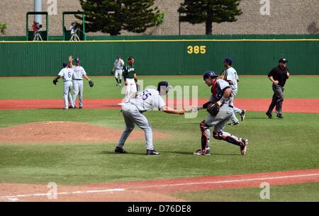 28. April 2013 - Honolulu, Hawaii, USA - 28. April 2013: Cal Zustand Fullerton Titans Catcher Tschad Wallach #29 und Michael Lorenzen #55 feiern ihren Sieg über die Hawaii Regenbögen Les Murakami Stadium, Honolulu, HI. Stockfoto