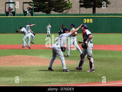 28. April 2013 - Honolulu, Hawaii, USA - 28. April 2013: Cal Zustand Fullerton Titans Catcher Tschad Wallach #29 und Michael Lorenzen #55 feiern ihren Sieg über die Hawaii Regenbögen Les Murakami Stadium, Honolulu, HI. Stockfoto