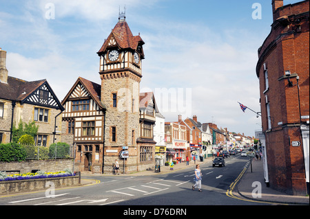 Clock Tower und Bibliothek auf der Hauptstraße in die Stadt Ledbury, Herefordshire, England Stockfoto