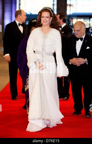 Prinzessin Lalla Salma von Marokko kommen beim Rijksmuseum Abendessen veranstaltet von Königin Beatrix der Niederlande am Vorabend ihrer Abdankung in Amsterdam, Niederlande, 29. April 2013. Foto: Patrick van Katwijk --/ DPA/Alamy Live News Stockfoto