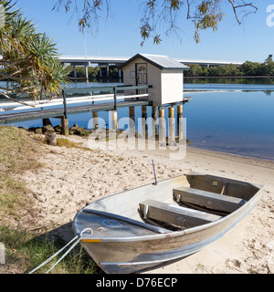 Angeln-Hütte am Steg mit Boot gestrandet am Maroochy River bei Ebbe, Sunshine Coast, Queensland, Australien Stockfoto