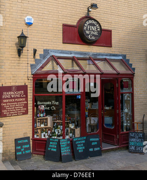 HARROGATE, NORTH YORKSHIRE, Großbritannien - 19. APRIL 2013: Eintritt zum Harrogate Fine Wine Co Shop in der Montpellier Street Stockfoto