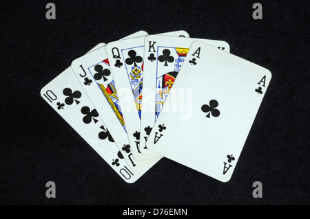 Royal Flush Pokerhand in der Club-Klage gegen einen schwarzen Hintergrund. Stockfoto