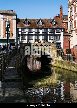 LINCOLN, Großbritannien - 20. APRIL 2013: Blick auf den Fluss Witham und die High Bridge, Lincoln Stockfoto