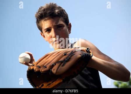 Sport, Baseball und Kinder, Porträt des Kindes mit Handschuh Besitz Ball und Blick in die Kamera Stockfoto