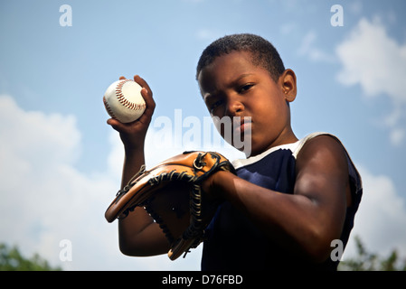 Sport, Baseball und Kinder, Porträt des Kindes mit Handschuh Besitz Ball und Blick in die Kamera Stockfoto