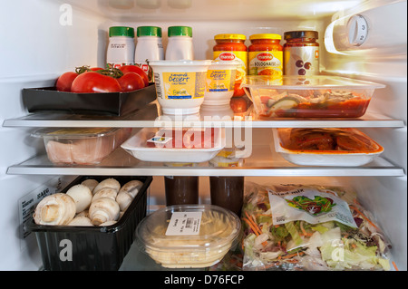 Essen in offenen Kühlschrank gekühlt / Kühlschrank in der Küche Stockfoto