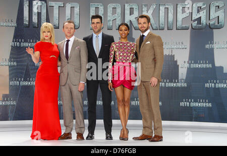 Berlin, Deutschland, 29. April 2013. Darsteller Alice Eve (R-L), Simon Pegg, Zachary Quinto, Zoe Saldana und Chris Pine posieren für die Presse vor der Premiere des Films "Star Trek Into Darkness" in Berlin, Deutschland, 29. April 2013. Der Film trifft deutschen Kinostart am 9. Mai 2013. Foto: Hannibal/DPA/Alamy Live-Nachrichten Stockfoto