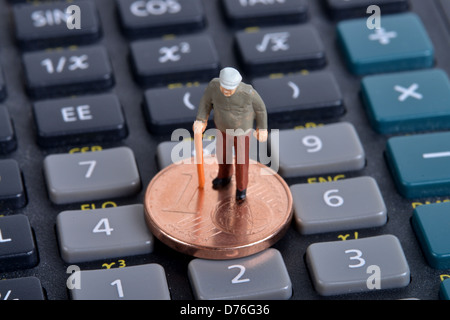 Symboldbild Rentner Miniaturfigur Geld Taschenrechner Stockfoto