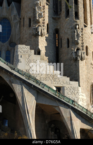 Barcelona, Katalonien, Spanien. Kathedrale Sagrada Familia vom Park Güell gesehen. Westliche Fassade detail Stockfoto