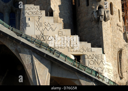 Barcelona, Katalonien, Spanien. Kathedrale Sagrada Familia vom Park Güell gesehen. Westliche Fassade detail Stockfoto