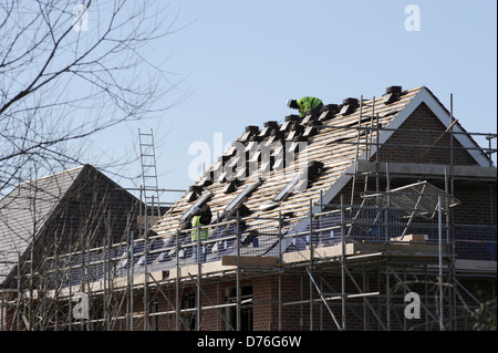 Dachziegel werden durch einen Dachdecker auf ein neues Build freistehendes Haus in Worcester fixiert. Stockfoto