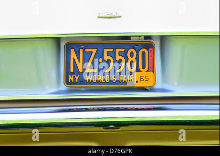 Floral Park, New York, USA 28. April 2013. Das New York World Fair 1965 Nummernschild ist auf der Rückseite des Don Pezzollas 1964 Chevy Corvair 140, auf der antiken Auto Show, wo New York antiken Auto Club Mitglieder ihre Autos auf dem Bauernhof Queens County Farm Museum ausgestellt. Bildnachweis: Ann E Parry/Alamy Live-Nachrichten Stockfoto
