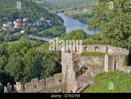 Landschaft rund um die Burg Wertheim in Süddeutschland mit Überresten der Burg und Mainufer im Sommer Stockfoto