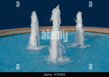 Wasserfontänen Sie Landschaft mit in blauem Rücken Stockfoto