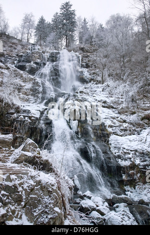 Wasserfall in der Nähe von Todtnau, einer Stadt im Schwarzwald in Deutschland im winter Stockfoto