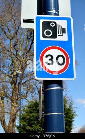 Maidstone, Kent, England, UK. Straßenschild - 30 MPH Geschwindigkeitsbegrenzung / Geschwindigkeit Kameras im Einsatz Stockfoto