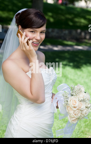 Glückliche Braut mit Handy Stockfoto