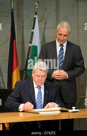 Dresden, Deutschland, 30. April 2013. Bundespräsident Joachim Gauck (L) unterzeichnet ein Gästebuch in der Staatskanzlei in Dresden, Deutschland, 30. April 2013. Neben ihm steht Ministerpräsident von Sachsen Stanislaw Tillich. Foto: ARNO BURGI/DPA/Alamy Live-Nachrichten Stockfoto